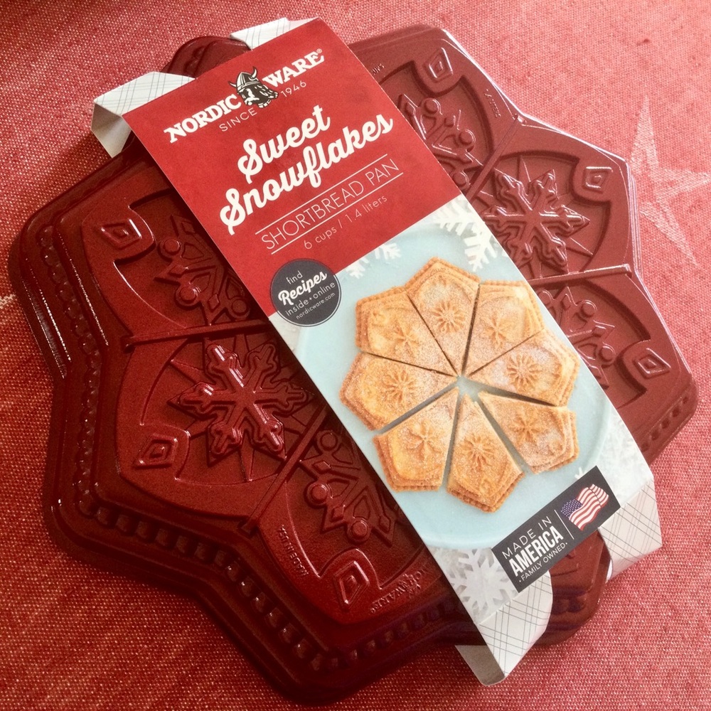 Nordic Ware Sweet Snowflakes Shortbread & Cake Pan Cast Aluminum Nonstick 6 Cups